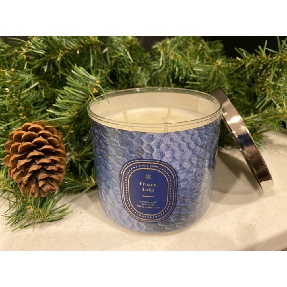 White Barn (Bath and Body Works) 3-Wick Frozen Lake 14.5 Ounce Candle [NEW]